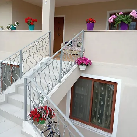 Vila Gimi Gjirokastër